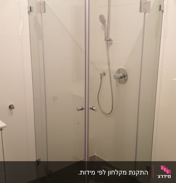 מקלחון זכוכית עם דלתות ומזלף יד